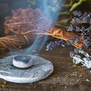 Ceremony with incense and Amanita Muscaria的照片