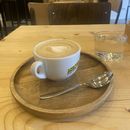 Bilder von Meeting travelers and locals for a coffee