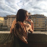 Işılay Kombak的照片