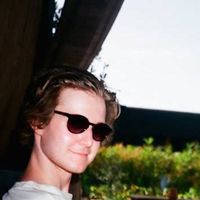 Ewan Mitchell的照片