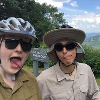 Kristen Beard  and Greg Lyon的照片