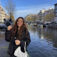 Dicle Beşenk's Photo