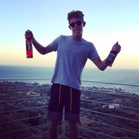 Ethan Tombroff的照片