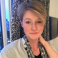 Madeleine St. John的照片