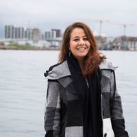 Miriam Karout的照片