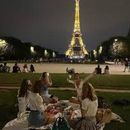 Foto de Paris Girls Picnic By The Eiffel Tiwer 🎀😘