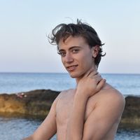 Kris Mikaîl Adem的照片