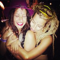 Neda and Nadine Mustafa的照片