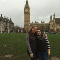 Caitlin and Melissa  Birch的照片