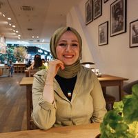 Betul Alacahan的照片