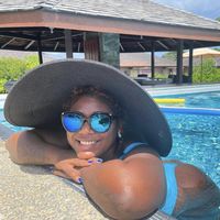 Thais Razark's Photo