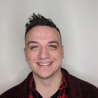 Adam Christopher的照片