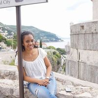 Adrianne Askali的照片