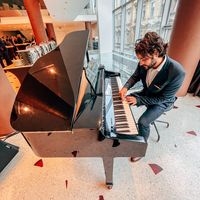 Zoltán Kis的照片