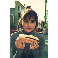 Ella Charlton的照片