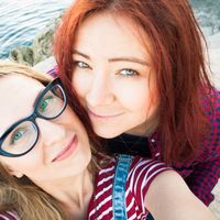 Yulia and Katya的照片