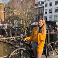 Özge Özköroğlu的照片